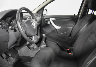 Подержанный автомобиль Renault Sandero 2013 года (9 фото)