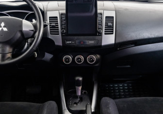 Подержанный автомобиль Mitsubishi Outlander 2008 года (11 фото)
