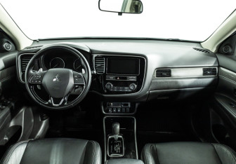 Подержанный автомобиль Mitsubishi Outlander 2019 года (13 фото)
