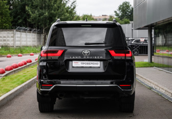 Подержанный автомобиль Toyota Land Cruiser Suv 2021 года (7 фото)
