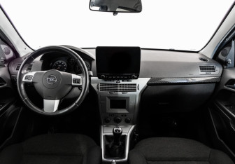 Подержанный автомобиль Opel Astra Sedan 2011 года (11 фото)