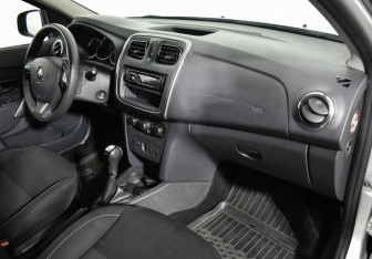 Подержанный автомобиль Renault Sandero 2016 года (12 фото)