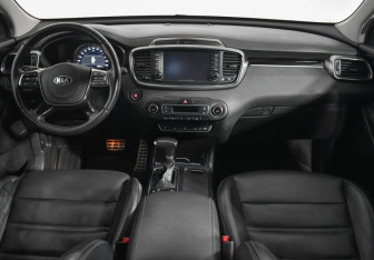 Подержанный автомобиль Kia Sorento 2018 года (14 фото)