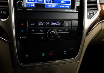 Подержанный автомобиль Jeep Grand Cherokee 2011 года (15 фото)