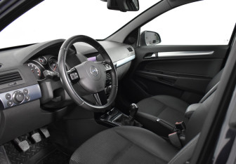 Подержанный автомобиль Opel Astra Sedan 2010 года (9 фото)