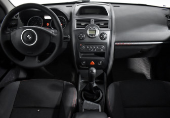 Подержанный автомобиль Renault Megane Sedan 2007 года (14 фото)