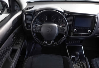 Подержанный автомобиль Mitsubishi Outlander 2021 года (9 фото)
