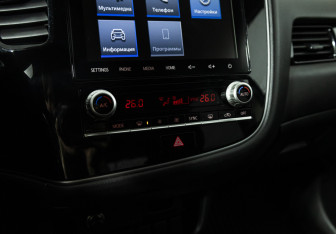 Подержанный автомобиль Mitsubishi Outlander 2022 года (16 фото)