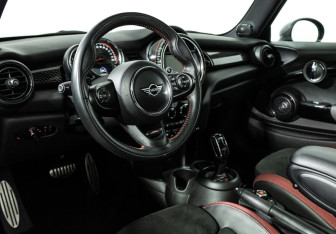 Подержанный автомобиль MINI Hatch 2018 года (11 фото)
