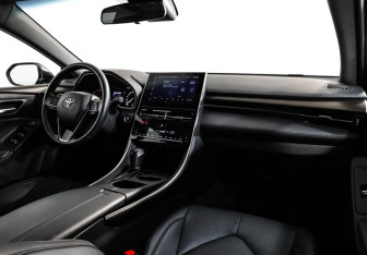 Подержанный автомобиль Toyota Avalon 2022 года (11 фото)