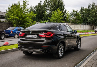 Подержанный автомобиль BMW X6 2015 года (6 фото)