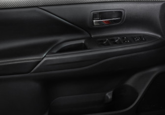 Подержанный автомобиль Mitsubishi Outlander 2014 года (23 фото)