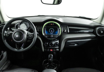 Подержанный автомобиль MINI Hatch 2018 года (13 фото)