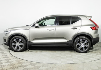 Подержанный автомобиль Volvo XC40 2021 года (8 фото)