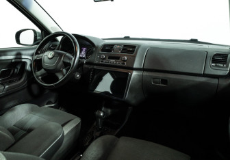 Подержанный автомобиль Skoda Fabia Hatchback 2010 года (9 фото)