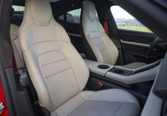 Подержанный автомобиль Porsche Taycan 2021 года (32 фото)