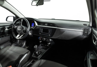 Подержанный автомобиль Kia Rio Hatchback 2021 года (9 фото)