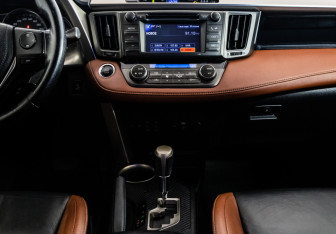 Подержанный автомобиль Toyota RAV4 2013 года (12 фото)