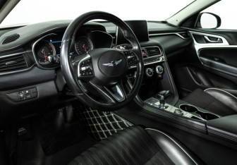 Подержанный автомобиль Genesis G70 2018 года (11 фото)