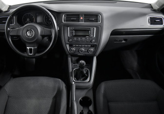 Подержанный автомобиль Volkswagen Jetta Sedan 2014 года (15 фото)
