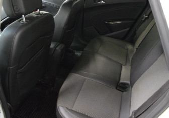 Подержанный автомобиль Opel Astra Hatchback 2011 года (11 фото)