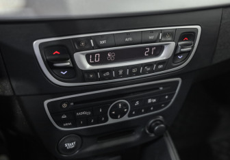 Подержанный автомобиль Renault Fluence 2010 года (14 фото)