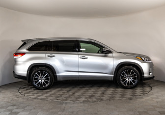 Подержанный автомобиль Toyota Highlander 2016 года (4 фото)