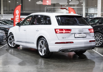 Подержанный автомобиль Audi Q7 2018 года (10 фото)