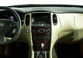 Подержанный автомобиль Infiniti QX50 2016 года (14 фото)