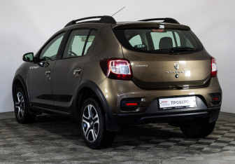 Подержанный автомобиль Renault Sandero 2018 года (7 фото)