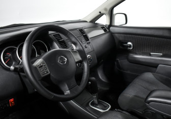 Подержанный автомобиль Nissan Tiida Hatchback 2011 года (9 фото)