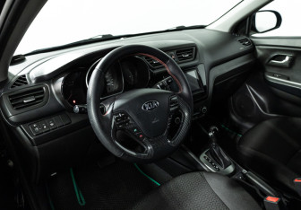 Подержанный автомобиль Kia Rio Sedan 2016 года (11 фото)