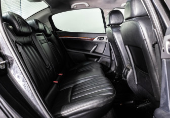 Подержанный автомобиль Peugeot 407 Sedan 2004 года (17 фото)