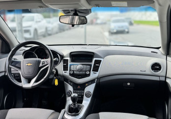 Подержанный автомобиль Chevrolet Cruze Hatchback 2012 года (8 фото)