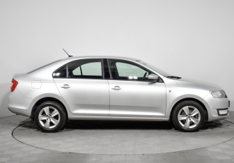 Подержанный автомобиль Skoda Rapid Liftback 2017 года (4 фото)