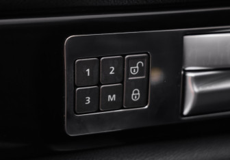 Подержанный автомобиль Land Rover Discovery 2014 года (23 фото)