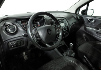 Подержанный автомобиль Renault Kaptur 2017 года (11 фото)