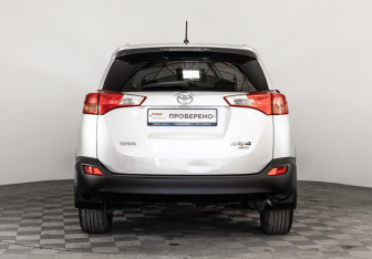 Подержанный автомобиль Toyota RAV4 2014 года (6 фото)