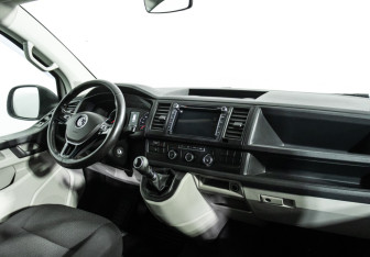 Подержанный автомобиль Volkswagen Caravelle 2015 года (9 фото)