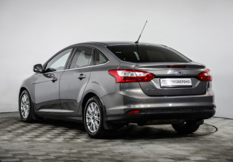 Подержанный автомобиль Ford Focus Sedan 2013 года (7 фото)