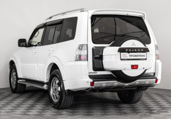 Подержанный автомобиль Mitsubishi Pajero 2011 года (7 фото)