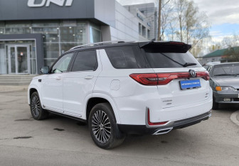 Подержанный автомобиль Changan CS95 2022 года (6 фото)