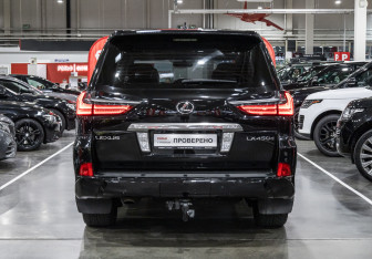 Подержанный автомобиль Lexus LX 2015 года (9 фото)