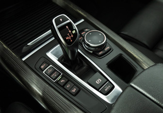 Подержанный автомобиль BMW X5 2015 года (21 фото)