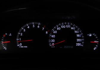Подержанный автомобиль Toyota Corolla Hatchback 2002 года (14 фото)