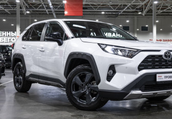 Подержанный автомобиль Toyota RAV4 2022 года (9 фото)