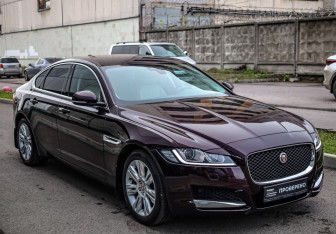 Подержанный автомобиль Jaguar XF Sedan 2018 года (4 фото)