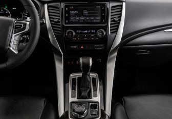 Подержанный автомобиль Mitsubishi Pajero Sport 2018 года (13 фото)
