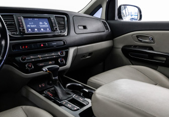 Подержанный автомобиль Kia Carnival 2019 года (14 фото)