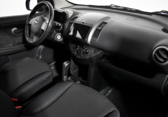 Подержанный автомобиль Nissan Note 2006 года (13 фото)